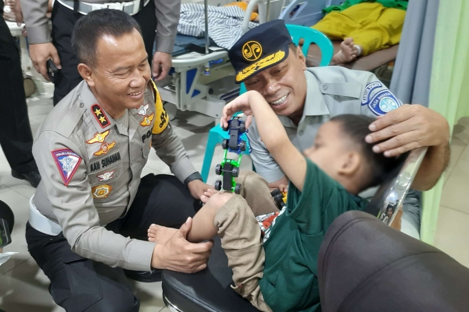 Kakorlantas Polri Irjen Pol. Aan Suhanan beri trauma healing ke korban kecelakaan saat mudik. (Foto: PMJ/Dok Korlantas Polri).
