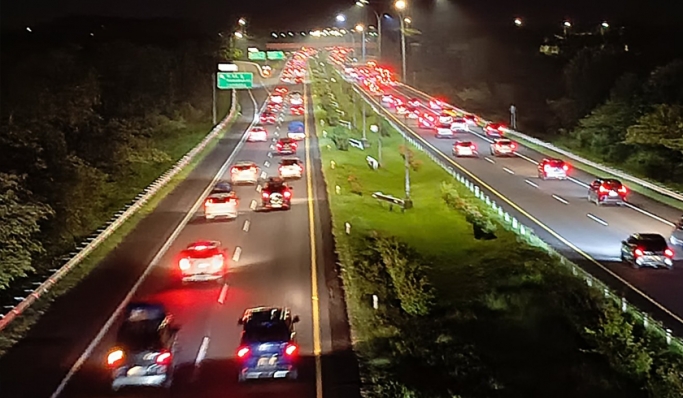 Kondisi lalu lintas di jalan tol pada saat puncak arus balik Lebaran 2024. (Foto: PMJ News/Twitter)