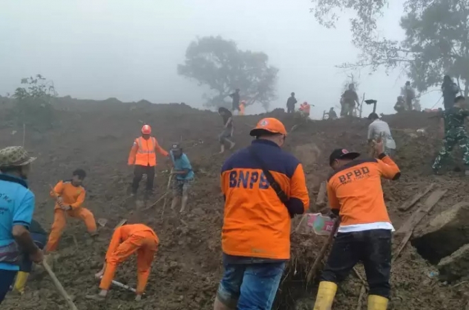 Tim Gabungan BNPB lakukan pencarian korban di lokasi bencana longsor Tana Toraja. (Foto: PMJ/Dok BNPB).