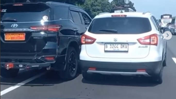 Pengendara Fortuner berpelat nomor TNI terancam pidana bila pelat nomor palsu. (Foto: PMJ/Tangkapan Layar Instagram).