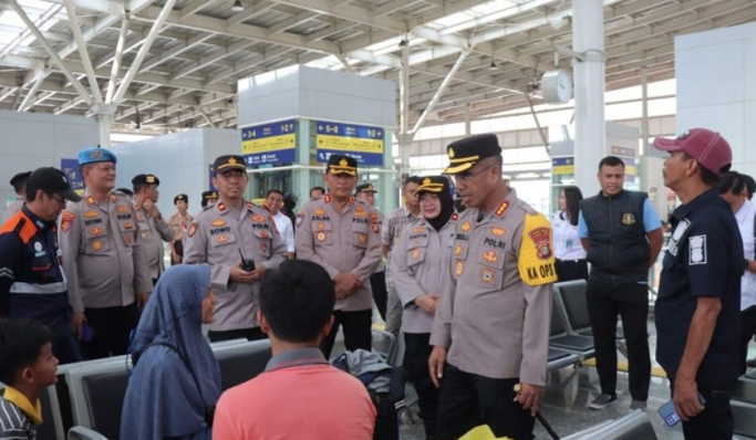 Kapolres Metro Jakarta Timur Kombes Pol Nicolas Ary Lilipaly memantau situasi arus balik Lebaran 2024. (Foto: PMJ News)