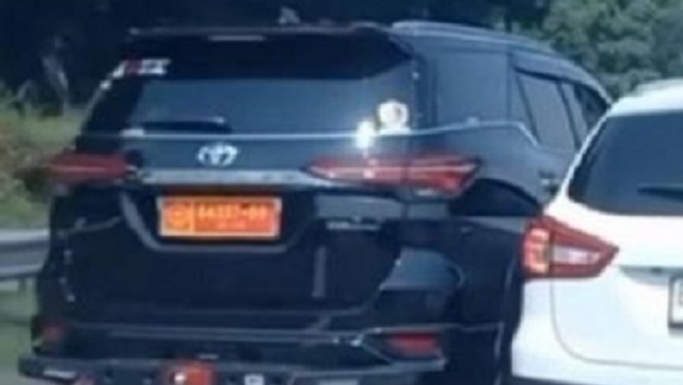 Mobil Fortuner Pelat Nomor TNI Palsu yang arogan di jalan umum. (Foto: PMJ/Tangkapan Layar).