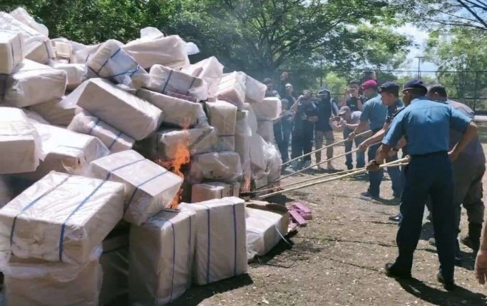 TNI AL Musnahkan Rokok Ilegal di Aceh. (Foto: PMJ/Dok TNI AL).