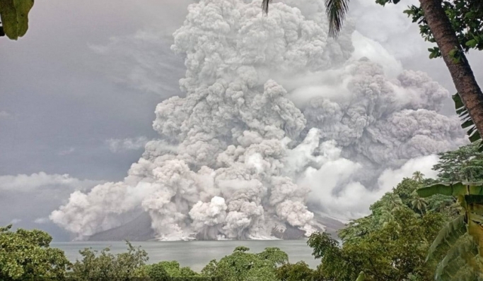 Gunung Ruang di Kabupaten Sitaro, Sulawesi Utara kembali erupsi pada Selasa dini hari. (Foto: PMJ News/Dok PVMBG)