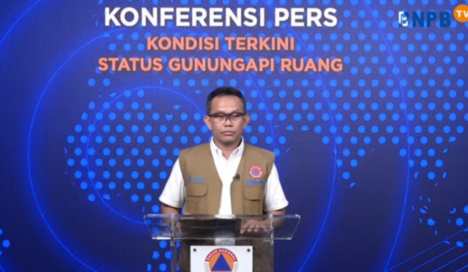 Abdul Muhari selaku Kepala Pusat Data, Informasi, dan Komunikasi Kebencanaan BNPB saat konferensi pers. (Foto: PMJ News/YouTube BNPB)