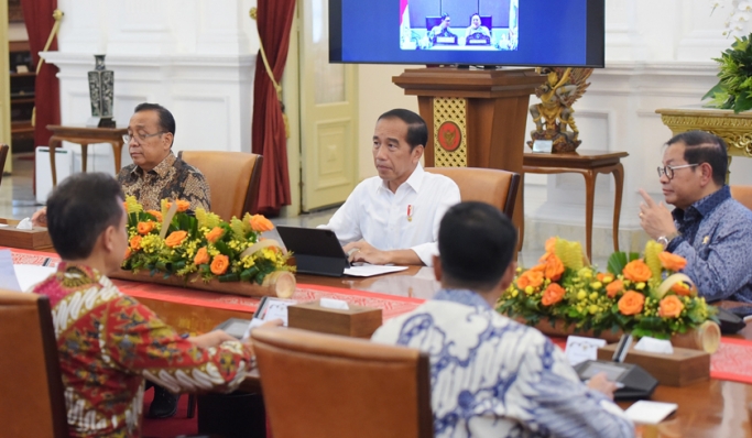 Presiden Jokowi memimpin Rapat Terbatas mengenai Penanganan Pengungsi Erupsi Gunung Ruang.(Foto: PMJ News/BPMI Setpres)