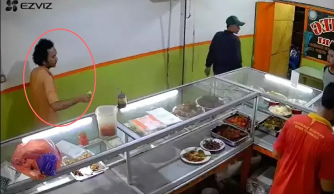 Polisi mengamankan pria yang diduga membayar makanan seenaknya di warteg kawasan Jakarta Pusat. (Foto: PMJ News/Tangkapan Layar)