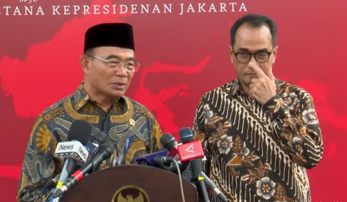 Menko PMK Muhadjir Effendy dan Menhub Budi Karya Sumadi memberikan keterangan pers. (Foto: PMJ News/YouTube Setpres)