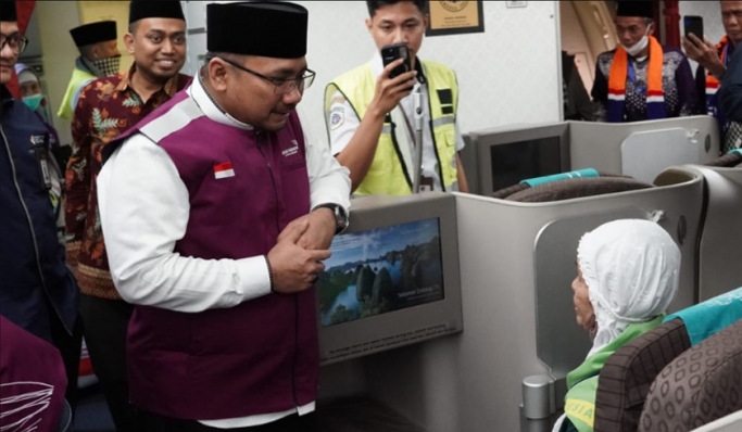 Menteri Agama Yaqut Cholil Qoumas melepas keberangkatan kloter pertama jemaah haji Indonesia. (Foto: PMJ News/Dok Kemenag)