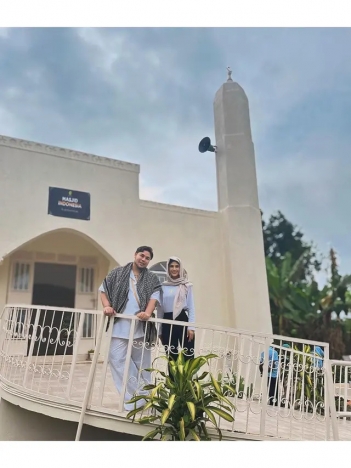 Ivan Gunawan foto di Masjidnya di Uganda Afrika Timur. (Foto: PMJ/Instagram Ivan Gunawan).