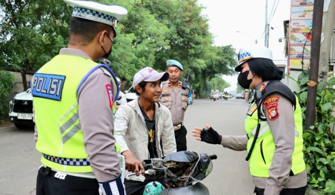 Polres Metro Depok terus menggencarkan penertiban terhadap pengendara motor yang melawan arus. (Foto: PMJ News)
