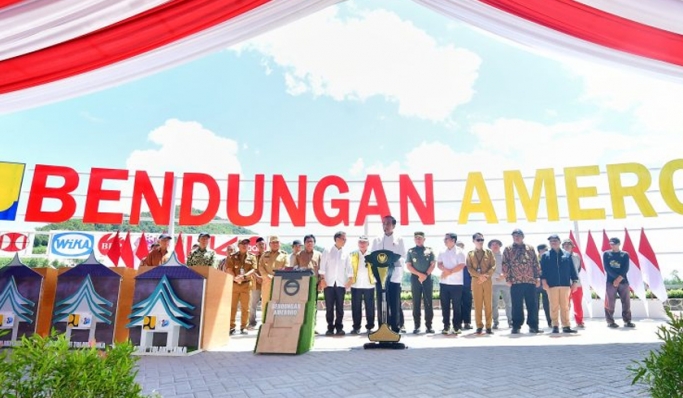Presiden Jokowi meresmikan Bendungan Ameroro di Kabupaten Konawe, Sulawesi Tenggara. (Foto: PMJ News/BPMI Setpres)
