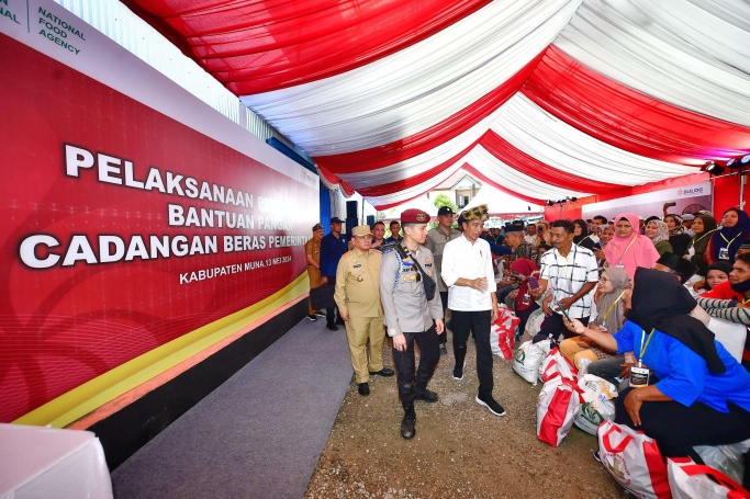 Presiden Jokowi saat memberikan bansos beras ke masyarakat. (Foto: PMJ/Dok Setpres).