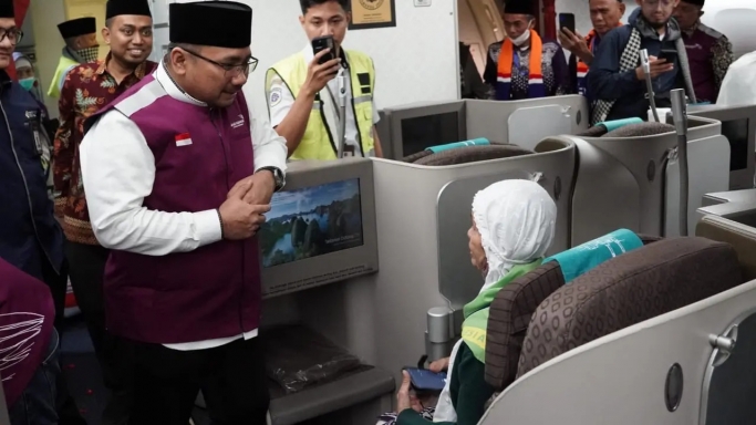 Menteri Agama (Menag) Yaqut Cholil Qoumas saat berbincang dengan calon jemaah haji Indonesia. (Foto: PMJ/Ist).