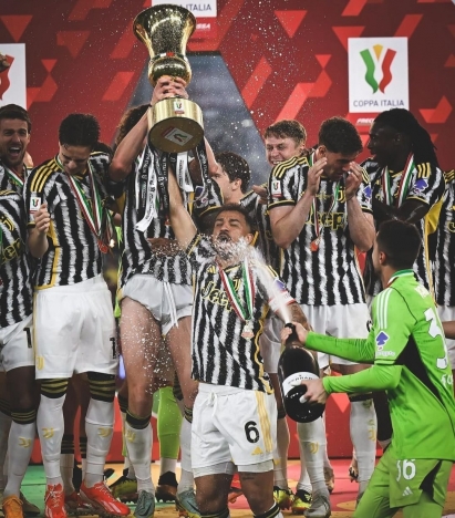 Juventus angkat Piala Coppa Italia. (Foto: PMJ/Instagram Juventus).
