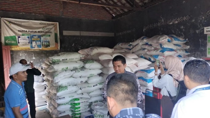 Cegah Penyalahgunaan, Polri Pantau Penyaluran Subsisi Pupuk di Lombok Barat. (Foto: PMJ/Dok Polri).