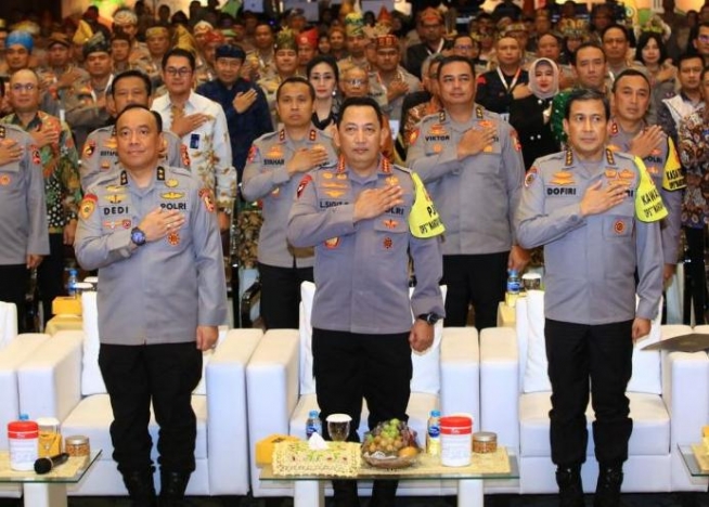 Kapolri Jenderal Listyo Sigit Prabowo beri penghargaan ke Casis Bintara Polri. (Foto: PMJ/Ist).