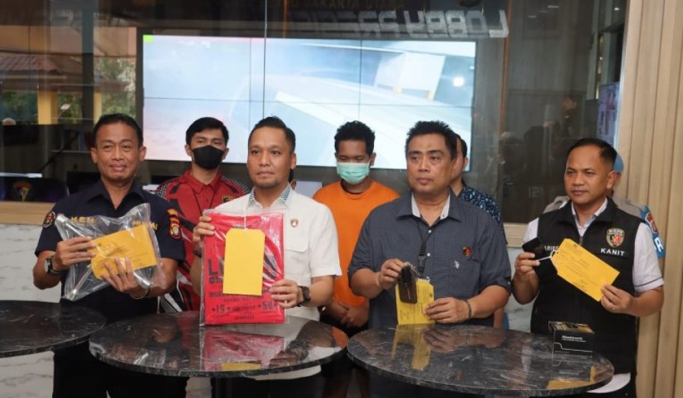 Polres Metro Jakarta Utara mengamankan pelaku pencurian ban mobil. (Foto: PMJ News)