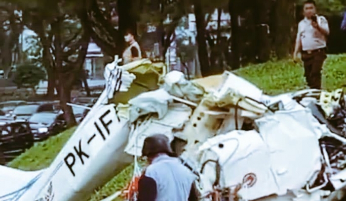 Pesawat latih milik Indonesia Flying Club dengan nomor PK-IFP 172 jatuh di BSD, Tangerang Selatan. (Foto: PMJ News/Twitter)