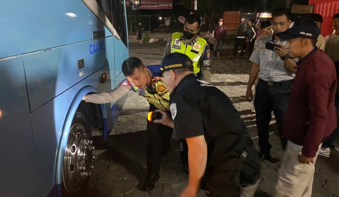 Satlantas Polres Metro Depok menggelar ramp check untuk memastikan kelayakan bus pariwisata. (Foto: PMJ News)