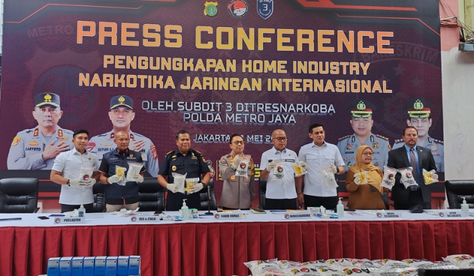 Ditresnarkoba Polda Metro Jaya menggelar pengungkapan industri rumahan pembuatan narkotika dan obat-obatan keras ilegal. (Foto: PMJ News/Fajar)