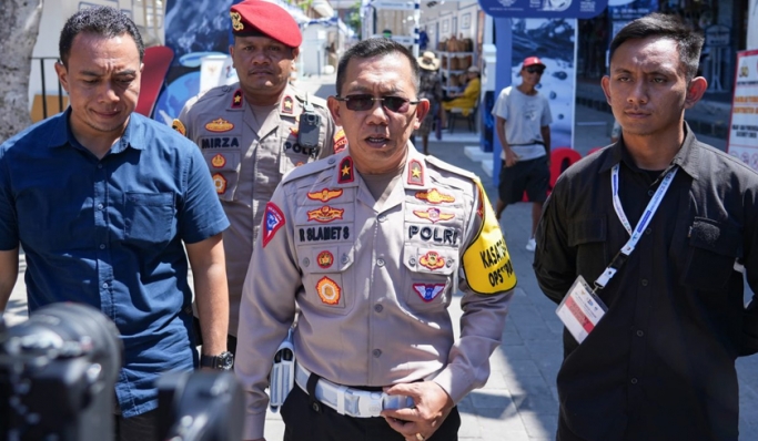 Kasatgas Walrolakir Operasi Puri Agung, Brigjen Pol Raden Slamet Santoso meninjau lokasi pameran dagang produk UMKM lokal pada rangkaian kegiatan KTT World Water Forum 2024. (Foto: PMJ News)