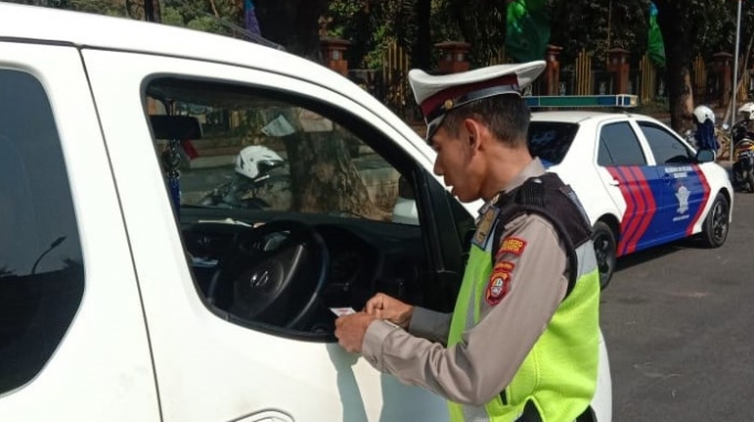 Polantas memberikan teguran dan arahan ke pelanggar lalu lintas. (Foto: PMJ). 