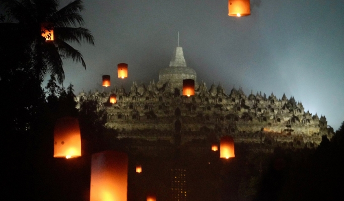 Ratusan lampion ini terus mengudara menghiasi malam Wasiak 2568 BE di Candi Borobudur. (Foto: PMJ News/Dok Kemenag)