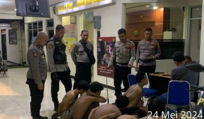 TPPP Polres Metro Bekasi mengamankan remaja diduga hendak tawuran di wilayah Cikarang Barat. (Foto: PMJ News)