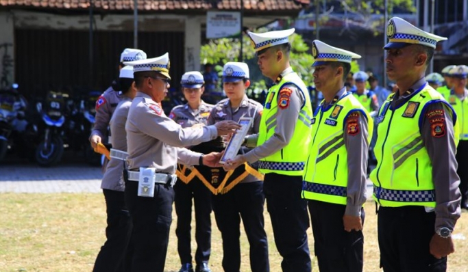 Dirgakkum Korlantas Polri, Brigjen Pol Raden Slamet Santoso memberikan penghargaan dan tali asih kepada para personel Satgas Walrolakir Operasi Puri Agung 2024. (Foto: PMJ News)