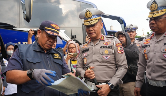 Korlantas Polri menggelar ramp check bus pariwisata di Jalan Soekarno Hatta, Bandung, (Foto: PMJ News)