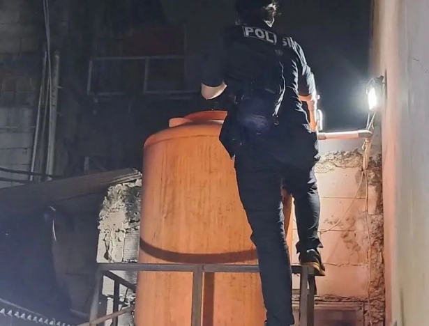 Polisi lakukan penyelidikan mayat dalam toren di Pondok Aren. (Foto: PMJ/Instagram Polsek Pondok Aren).
