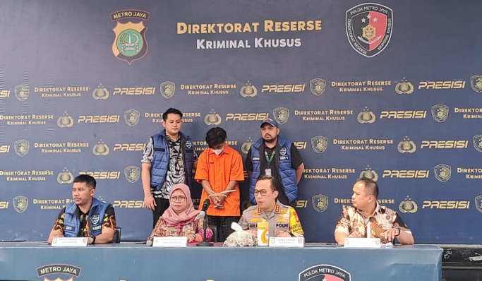 Ditreskrimsus Polda Metro Jaya menggelar perkara penangkapan pelaku penjualan video porno di media sosial. (Foto: PMJ News/Fajar)