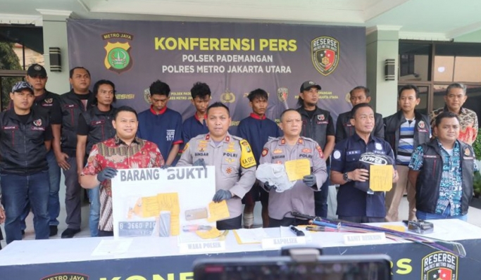 Polsek Pademangan meringkus tiga pelaku pencurian spion mobil. (Foto: PMJ News)