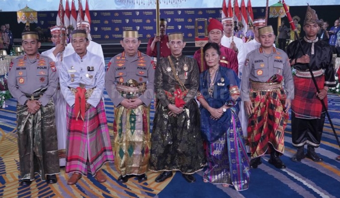 Kapolri Jenderal Listyo Sigit Prabowo dianugerahi gelar Raja atau Karaeng dan Pusaka Supakala dari Dewan Adat dan Kerajaan di Sulawesi Selatan. (Foto: PMJ News)