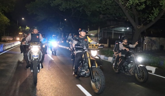 Kapolres Metro Jakarta Pusat, Kombes Pol Susatyo Purnomo Condro memimpin patroli skala besar di wilayah hukumnya. (Foto: PMJ News)