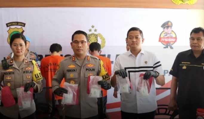 Polres Pelabuhan Tanjung Priok menggelar rilis penangkapan pelaku penyalahgunaan narkoba jenis sabu. (Foto: PMJ News)