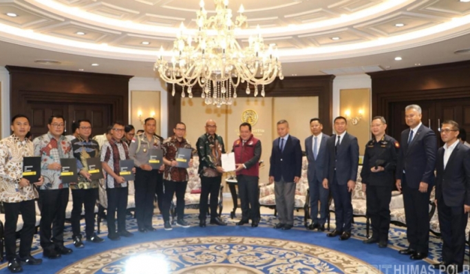 Polri menerima penghargaan dari Perdana Menteri Thailand, Srettha Tavisin atas penangkapan Chaowalit Thongduang. (Foto: PMJ News/Divhumas Polri)