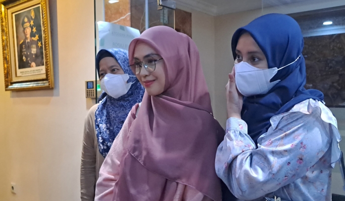 YouTuber Ria Ricis menyambangi Polda Metro Jaya. (Foto: PMJ News/Fajar)