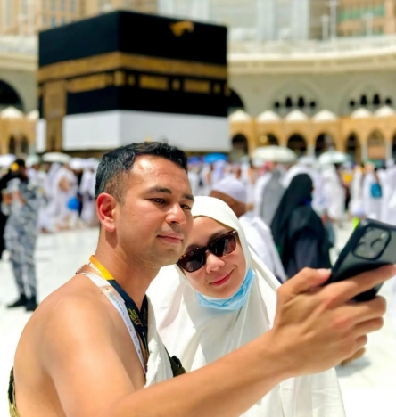 Raffi Ahmad dan Nagita Slavina di Tanah Suci, Makkah. (Foto: PMJ/Instagram).