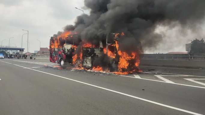Bus terbakar di Tol Jatinegara. (Foto: PMJ/Dok Pol).