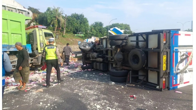 Truk muatan es krim kecelakaan di tol. (Foto: PMJ/X Polda Metro). 