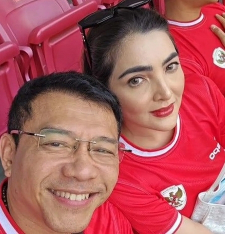 Anang dan Ashanty saat menonton pertandingan Indonesia vs Filipina. (Foto: PMJ/Instagram Ananghijau).