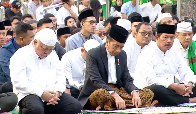 Presiden Jokowi menunaikan ibadah salat Idul Adha 1445 Hijriyah di Simpang Lima Semarang. (Foto: PMJ News/YouTube Setpres)