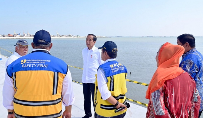 Presiden Jokowi melakukan peninjauan langsung ke proyek pengendalian banjir rob di Tambak Lorok, Kota Semarang. (Foto: PMJ News/BPMI Setpres)