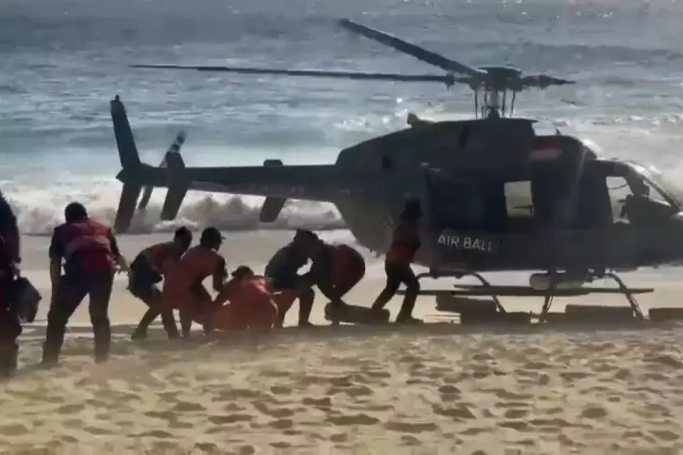 Basarnas Bali evakuasi turis yang hanyut di pantai. (Foto: PMJ/Dok Basarnas).