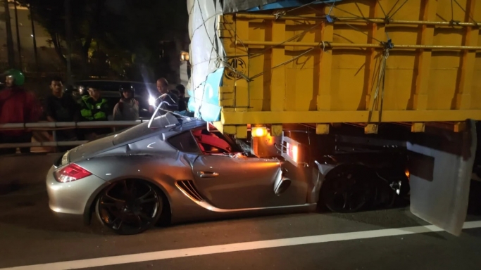 Mobil mewah Porsche menambar Truk. (Foto: PMJ/Dok Polda Metro Jaya).