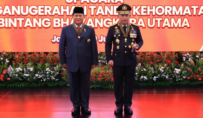 Kapolri Jenderal Listyo Sigit Prabowo bersama Menteri Pertahanan Prabowo Subianto saat penyematan Bintang Bhayangkara Utama. (Foto: PMJ News)