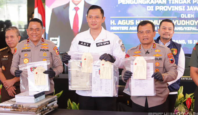 Kapolda Irjen Pol Ahmad Luthfi bersama Menteri ATR/BPN Agus Harimurti Yudhoyono menggelar pengungkapan kasus mafia tanah terbesar di Jawa Tengah. (Foto: PMJ News/Divhumas Polri)