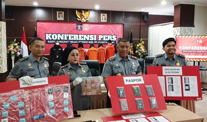 Imigrasi Jakarta Barat tangkap 6 WNA di kasus prostitusi online. (Foto: PMJ/Dok Imigrasi).